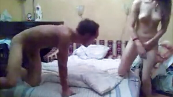 تظهر الفاسقة اليابانية الشهوانية يوي كوميا جسدها المثير وهو يزيتها في كل سكس امهات قديم مكان