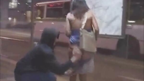 يتم تثبيت Charming Capri Cavanni على أريكة جلدية سكس محارم قديم مترجم بأسلوب هزلي