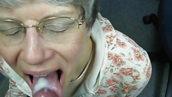 فتاة تحارب وتقاوم اللعين لكنها تخسر المعركة وتمتص افلام سكس عائليه قديمه قضيبًا كبيرًا