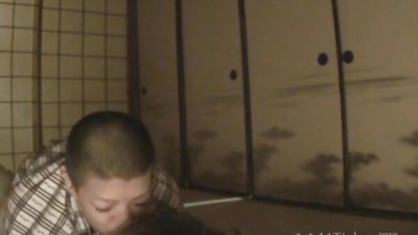 امرأة سمراء افلام سكس عائلي قديم رائعة مع أثداء طبيعية كبيرة خلع ملابسها واستمنى
