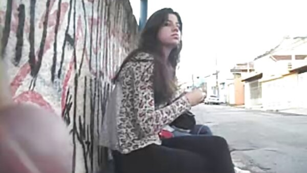 فتاة سمراء جذابة تعطي رأسها سكس قديم عائلي في المرحاض