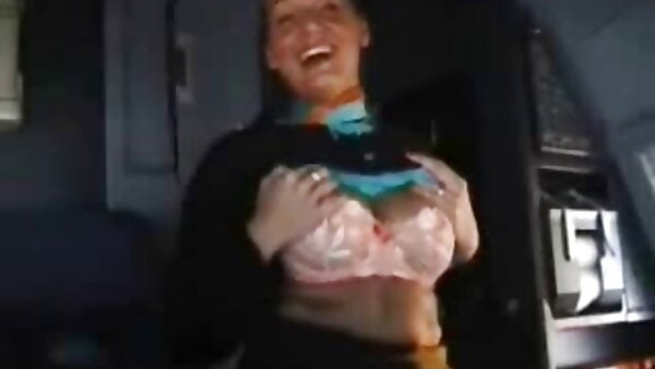 كتكوت في سن المراهقة سيئة أنجيلا سكس محارم قديم مترجم يحصل على خديها بعقب مضغوطين ومدفوعين في فمها بشدة