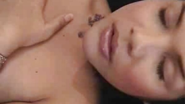 الكلبة المرحة أبيجيل ماك تلعب بألعابها التي تمد فتحاتها اللعينة موقع سكس قديم مترجم