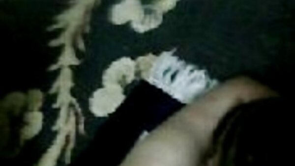 الإبهار فاتنة سكس امهات قديم سمراء هو إرضاء جسدها مثير ملقى على بياض بياض ملاءات السرير