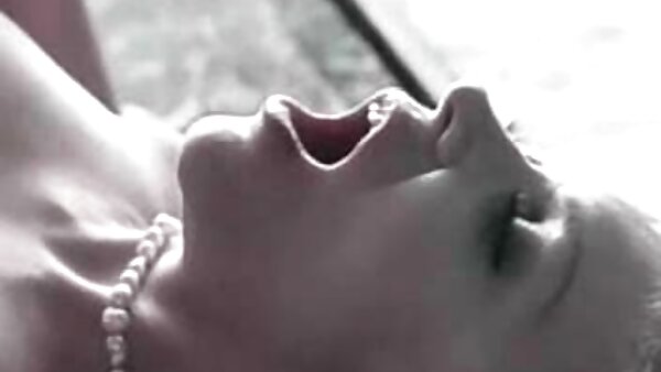 الفتاة الصغيرة النحيلة توموي مترجم سكس قديم هيناتسو تقفز على الديك للخلف