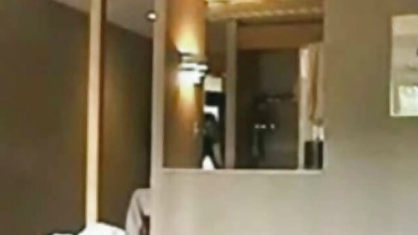 امرأة سمراء جميلة شاي لارين تلعب مع بوسها سكس امهات قديم