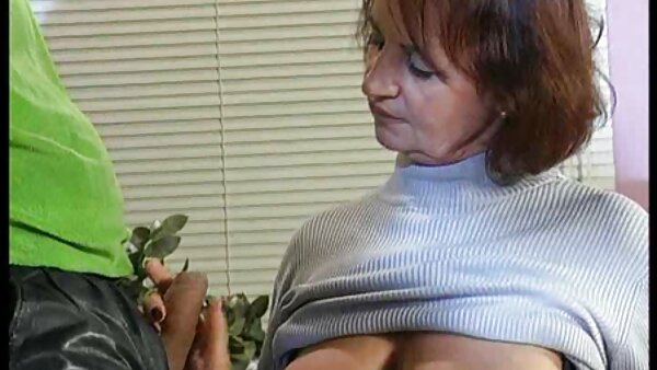 Adaza سكس امهات مترجم قديم فاتنة نشر ساقيها على نطاق واسع ليشعر الديك أعمق