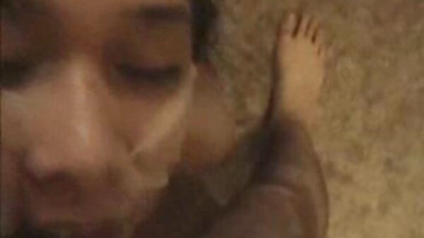 يقف سكس امهات قديم Panthera Nicoll المسكر بإغراء وهو يرتدي ملابس داخلية وردية مثيرة